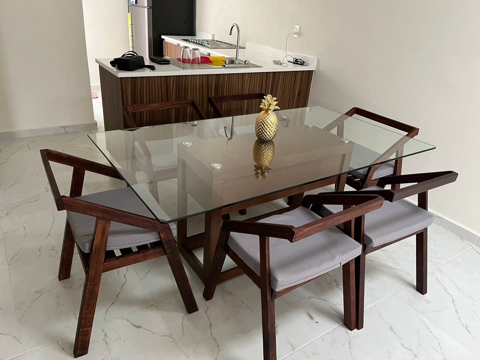 Comedor con sillas de madera fabricadas por T.I.D.I.